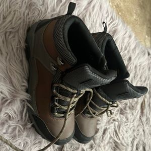 Boys size 5 hiking boots